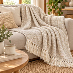 Frazada Masái 136 Natural de 125 × 150 cm con tejido beige y blanco y flecos decorativos en los extremos