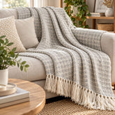 Frazada Masái 136 gris de 125 × 150 cm con tejido geométrico entrelazado y flecos blancos decorativos