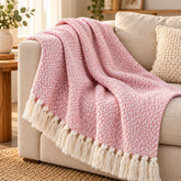 Frazada Masái 137 rosa de 125 × 150 cm en algodón con tejido rosa y blanco y flecos decorativos