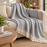 Frazada Masái 137 gris de 125 × 150 cm con tejido de algodón gris y blanco y flecos decorativos