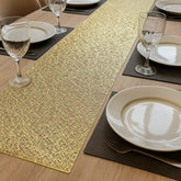 Camino de mesa dorado en PVC con diseño moderno de trazos entrelazados