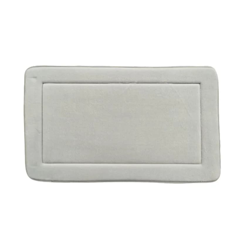 Tapete de baño Bari 50×80 cm color gris claro con felpa suave y base antideslizante.