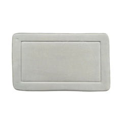 Tapete de baño Bari 50×80 cm color gris claro con felpa suave y base antideslizante.