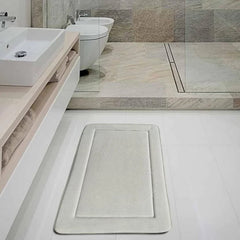 Tapete de baño Bari 50×80 cm color gris claro con felpa suave y base antideslizante.