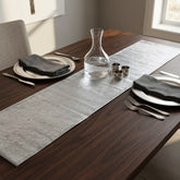 Camino de mesa de PVC plateado de 40×173 cm con diseño entrelazado