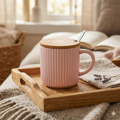 Mug palo rosa de 400 ml con tapa tipo madera, cuchara y textura acanalada
