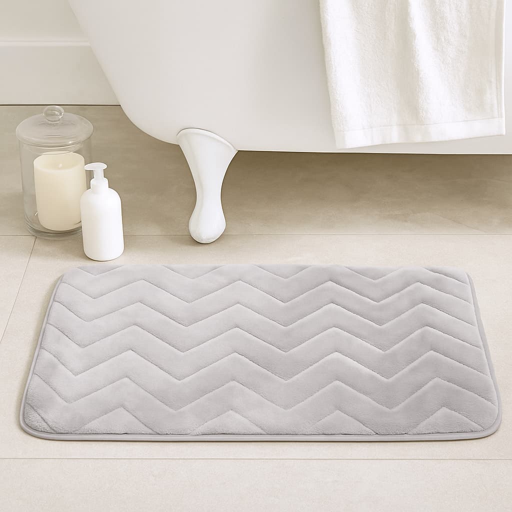 Tapete Memorie 40×60 cm gris claro, relieve en zig‑zag, superficie acolchada y antideslizante.