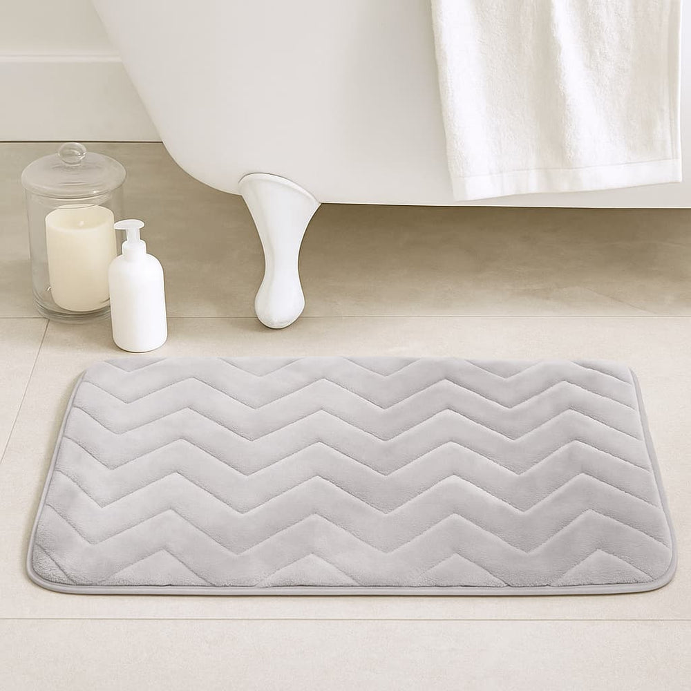 Tapete Memorie 40×60 cm gris claro, relieve en zig‑zag, superficie acolchada y antideslizante.