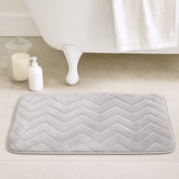 Tapete Memorie 40×60 cm gris claro, relieve en zig‑zag, superficie acolchada y antideslizante.