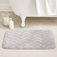 Tapete Memorie 40×60 cm gris claro, relieve en zig‑zag, superficie acolchada y antideslizante.