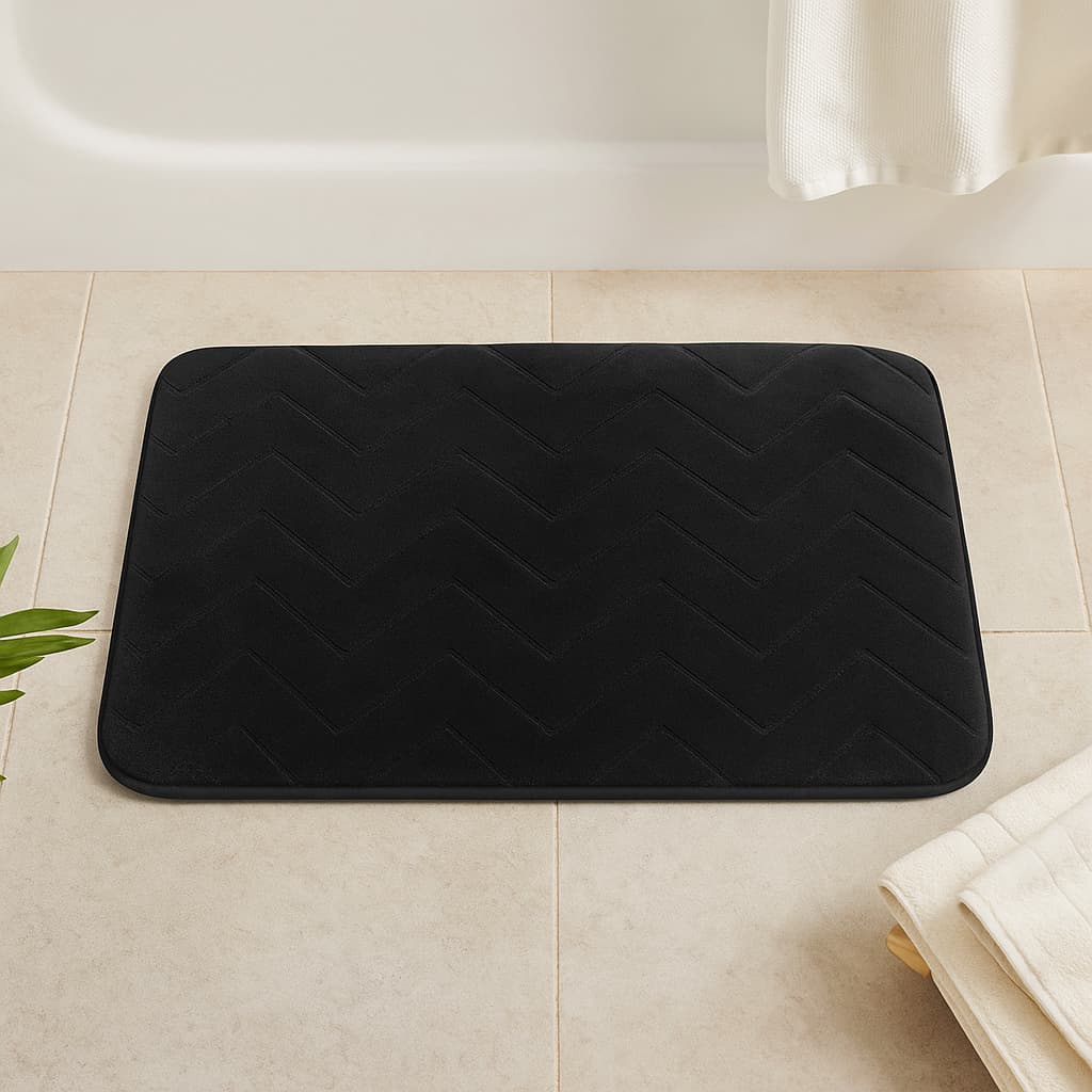 Tapete de baño Memorie 40×60 cm negro con relieve zig‑zag y base antideslizante.