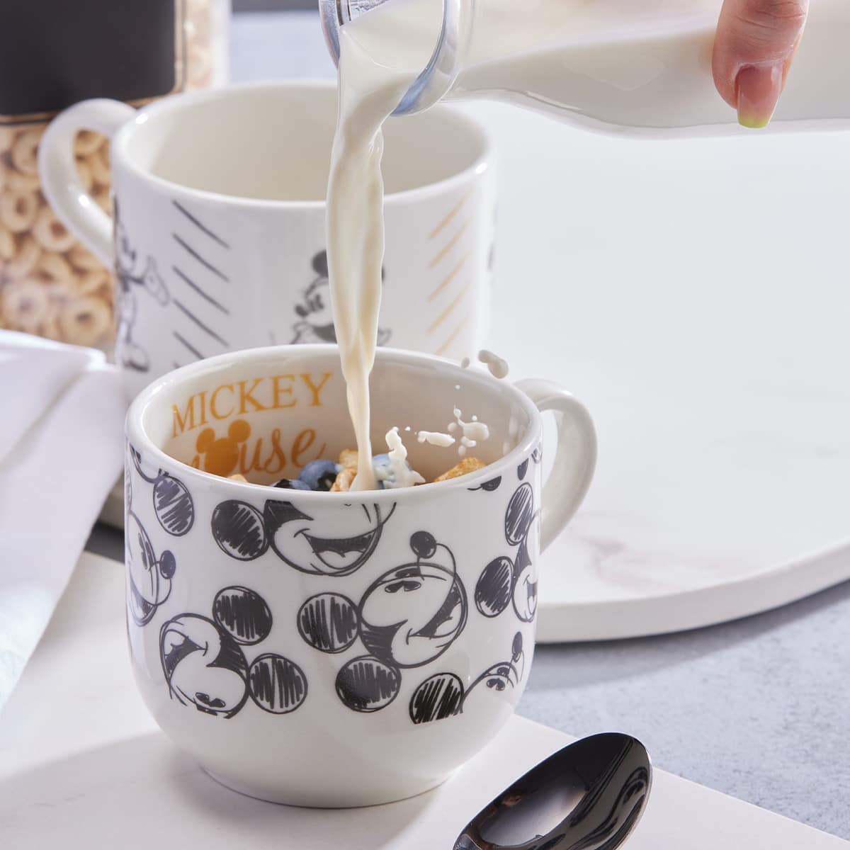 Taza grande de cerámica con ilustraciones de Mickey Mouse