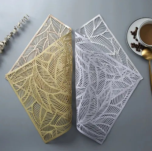 Individual de mesa plateado en PVC con diseño hojas caladas