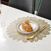 Individual en PVC 45x30 cm diseño flor grande calada dorado
