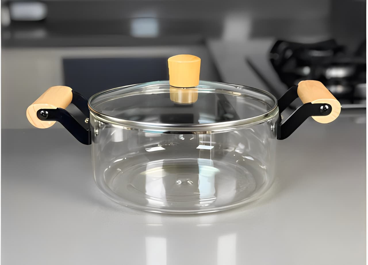 Olla de vidrio transparente de 2.5 L con tapa y mangos de madera natural sobre soporte metálico.