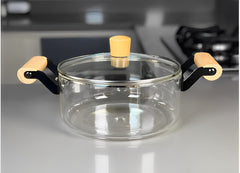 Olla de vidrio transparente de 2.5 L con tapa y mangos de madera natural sobre soporte metálico.