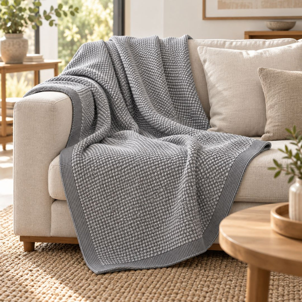 Frazada Rosario 1 gris de 125 × 150 cm en poliéster con tejido texturizado y bordes acanalados decorativos