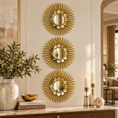 Set de tres espejos decorativos dorados con diseño de flor y rayos de sol curvos para pared