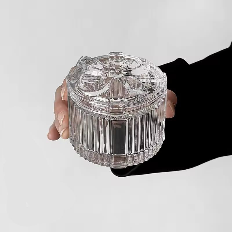 Bombonera de vidrio con relieve decorativo vista frontal