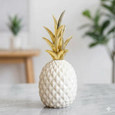 Piña decorativa en cerámica blanca de 20×6 cm con hojas doradas y textura geométrica en relieve