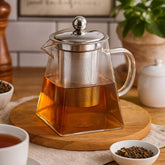 Tetera infusora 950 ml en vidrio borosilicato con diseño cuadrado e infusor metálico.