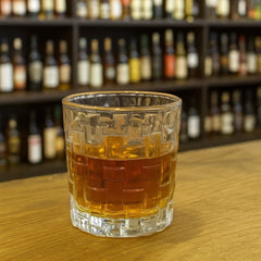 Vaso whiskero en vidrio transparente de 75 ml con diseño entrelazado