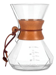 Vista frontal de cafetera tipo Chemex con diseño diamante