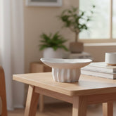 Florero De Cerámica Tipo Plato 11.7×26cm Con Líneas foto ambientada