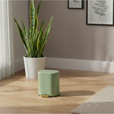 Papelera 8lt Pedal Dorado Con Verde Lima foto ambientada