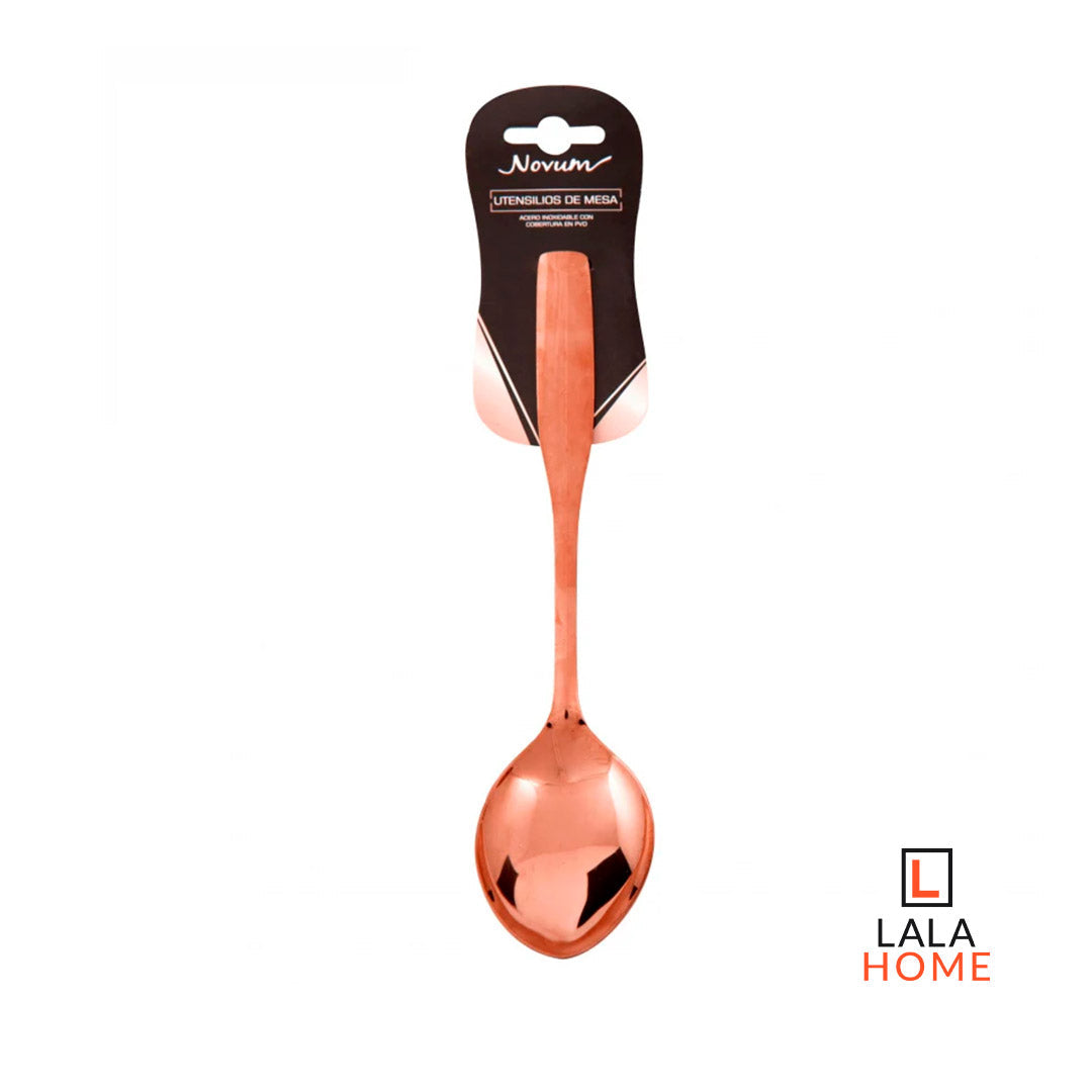 Cuchara hostess en acero inoxidable color oro rosa marca Novum, presentada en empaque.