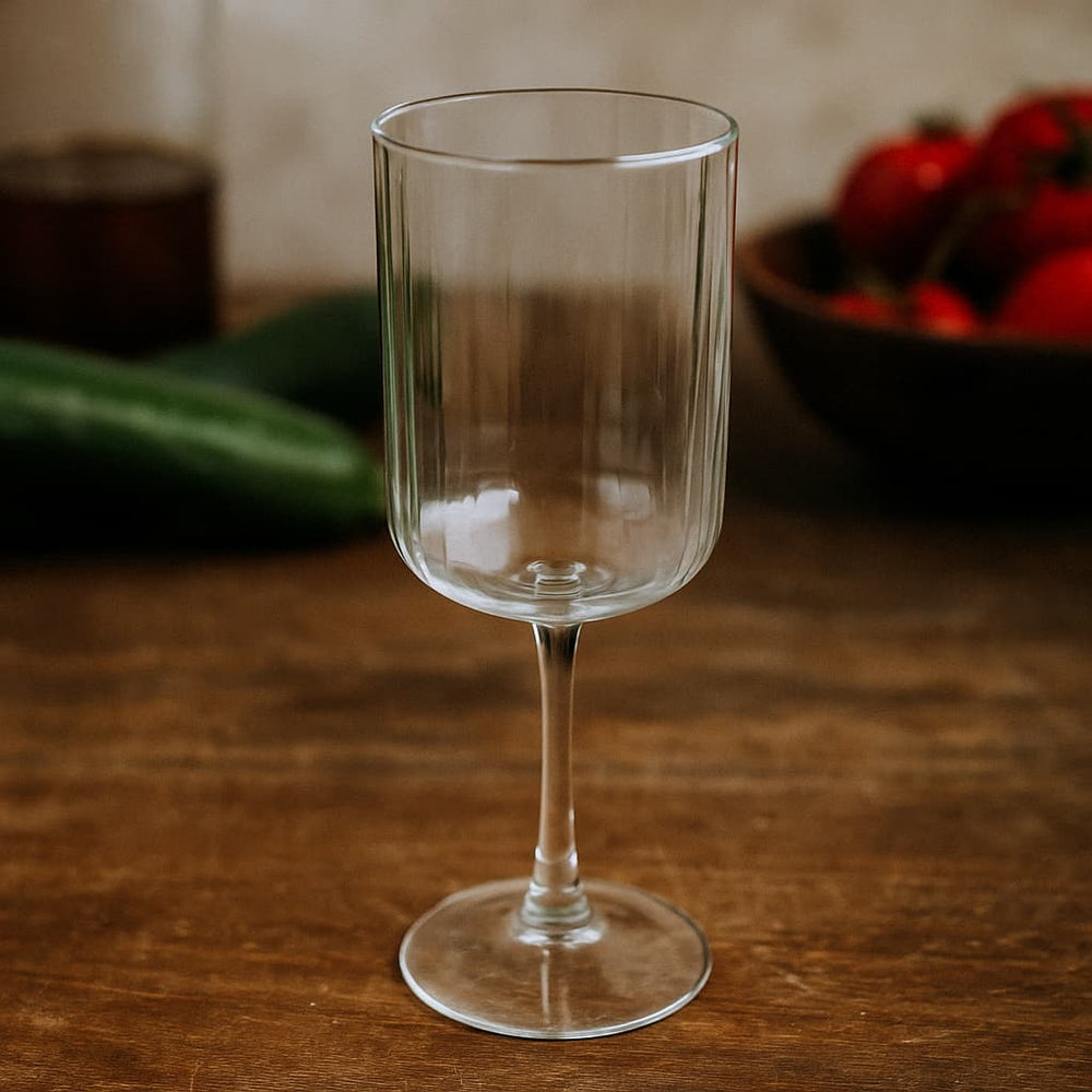 Copa de vino Panello Linear 7400 KW con diseño de líneas verticales en vidrio