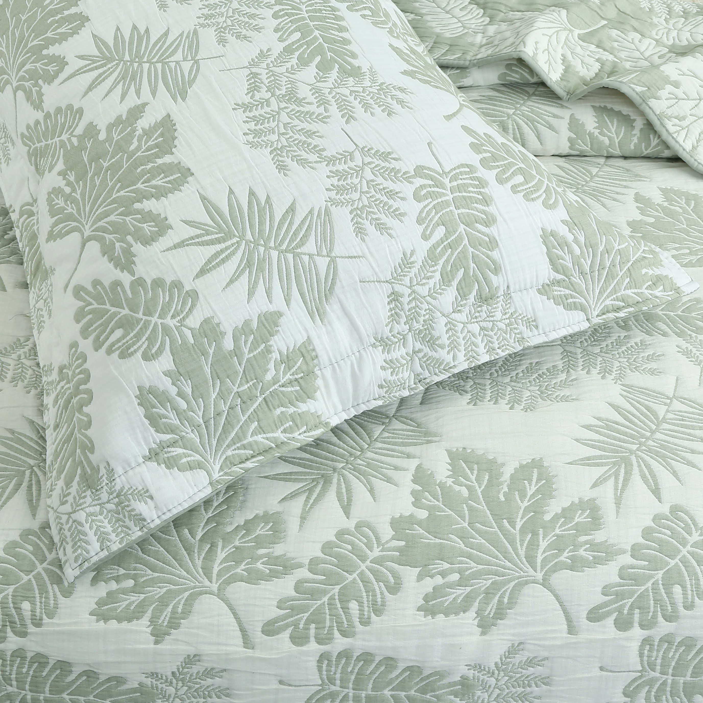 Edredón Jacquard color blanco con diseño floral verde jade y dos fundas decorativas