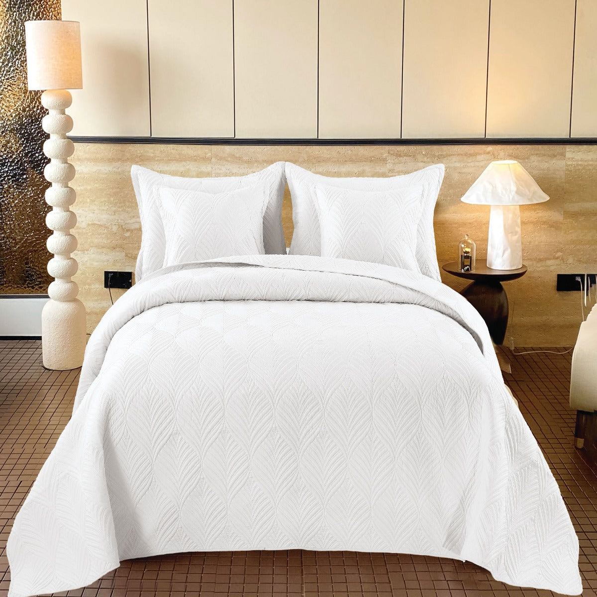 Edredón bordado color blanco con diseño de hojas árabes y dos fundas decorativas