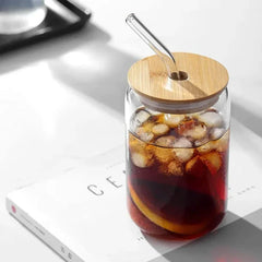 Mug de vidrio con tapa bambú y pitillo reutilizable vista periferica