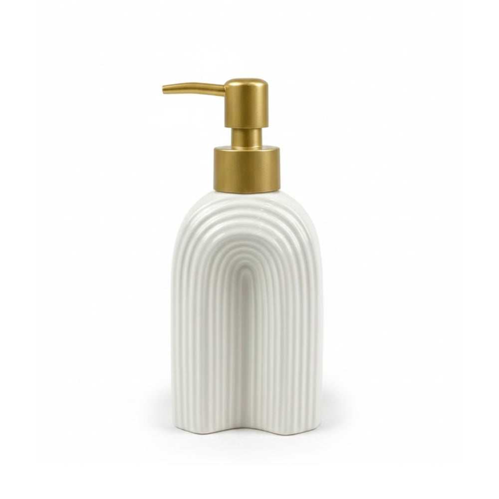 Dispensador de jabón cerámico blanco con bomba metálica dorada, vista frontal