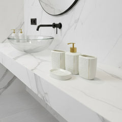 Set de baño de cerámica blanco con diseño de mármol y bomba dorada