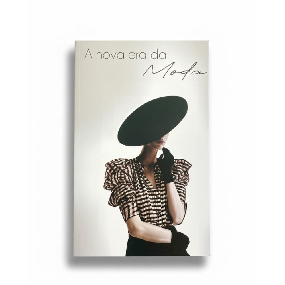 Portada del libro "Anova Era Da" sobre mesa de diseño