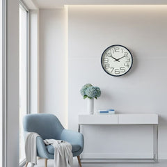 Reloj de pared redondo con números negros y marco color marrón claro