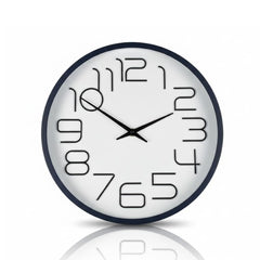 Reloj de pared moderno con números negros visibles