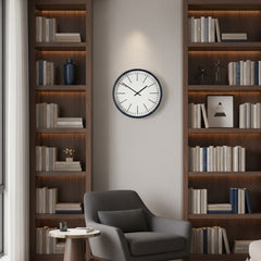 Reloj de pared redondo sin números con marco azul y diseño minimalista