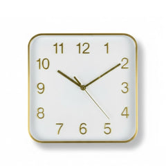 Reloj cuadrado con marco dorado y carátula blanca