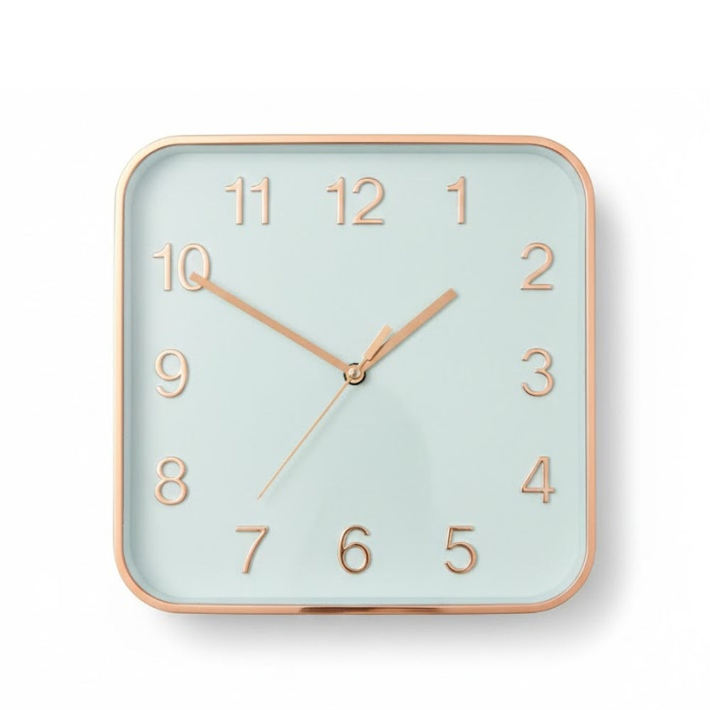 Reloj decorativo de pared con números dorados