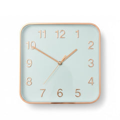 Reloj decorativo de pared con números dorados