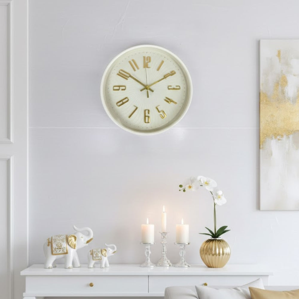 Reloj de pared redondo con números dorados y fondo blanco