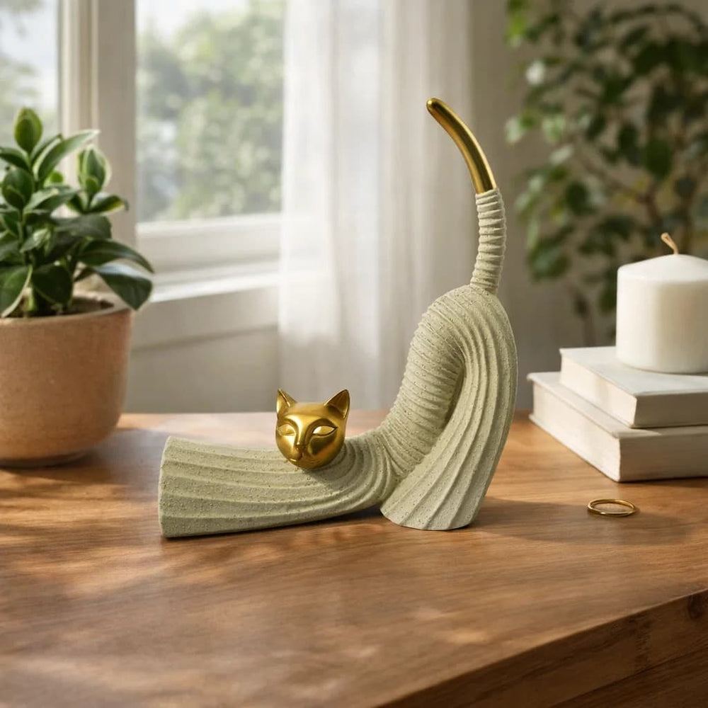 Figura decorativa gato estirándose beige con detalles dorados