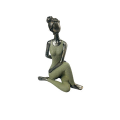 Figura decorativa mujer sentada moderna verde y dorado
