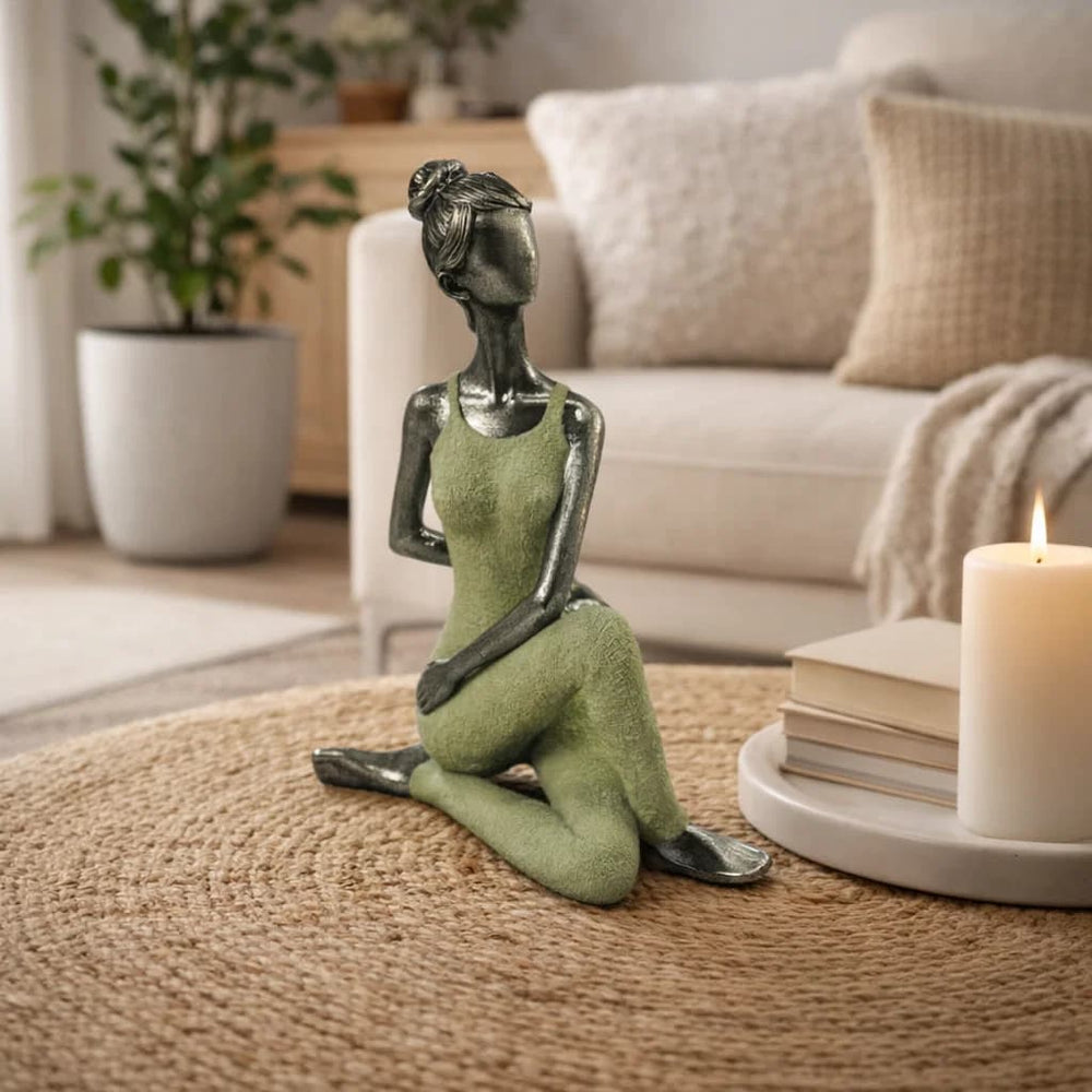 Figura decorativa mujer sentada verde con detalles dorados