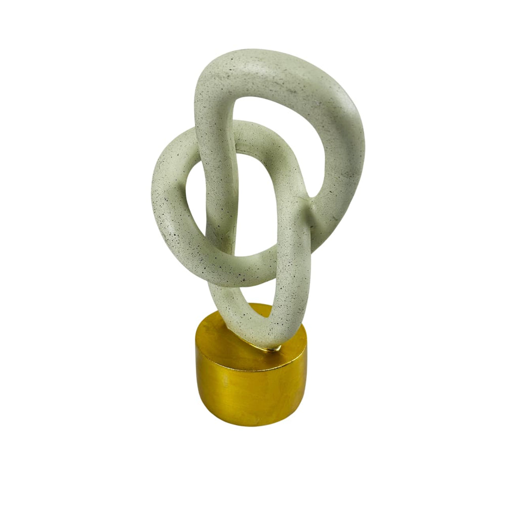 Figura decorativa abstracta blanca con base dorada
