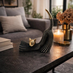 Gato decorativo negro con detalles dorados en posición de estiramiento