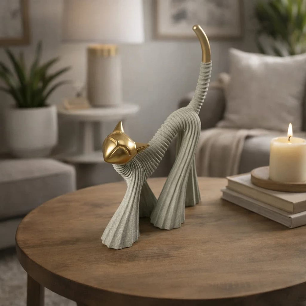 Gato decorativo estirándose beige con cabeza dorada